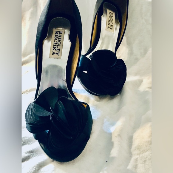 BADGLEY MISCHKA•SIZE-6•BLACK•HEELS•FLORAL ACCENT - Picture 9 of 16